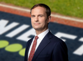 Teun Struycken met een achtergrondafbeelding van Unibet