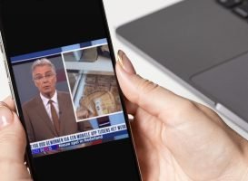 Mockup van een gebruiker die de illegale gokreclame van Kaasino kijkt