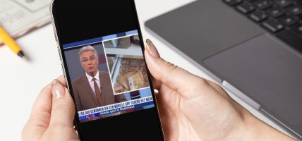 Mockup van een gebruiker die de illegale gokreclame van Kaasino kijkt