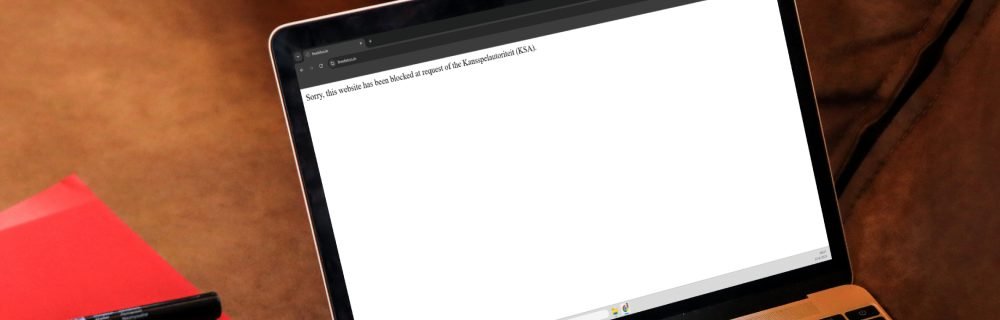 Mock-up van een laptop met een melding op de website freebitco.in van een blokkade van de Kansspelautoriteit.