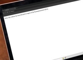 Mock-up van een laptop met een melding op de website freebitco.in van een blokkade van de Kansspelautoriteit.