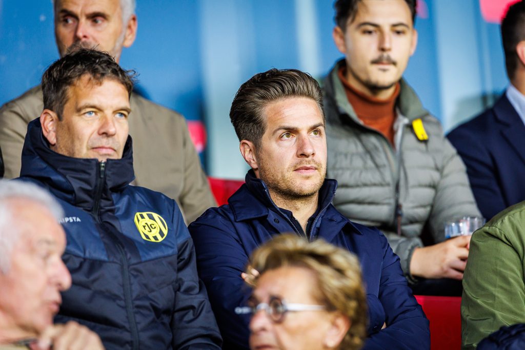 Jordens Peters (midden) met Roda JC's technisch manager Rob Servais (links) tijdens Jong PSV - Roda JC dit jaar (0-1) (foto: PRO SHOTS / Jules van Iperen)