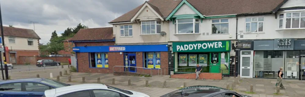 Straat in Birmingham met wedkantoren Paddy Power en Betfred