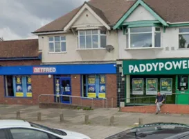Straat in Birmingham met wedkantoren Paddy Power en Betfred