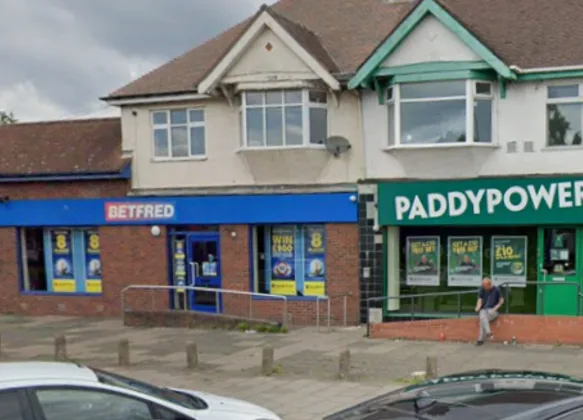 Straat in Birmingham met wedkantoren Paddy Power en Betfred