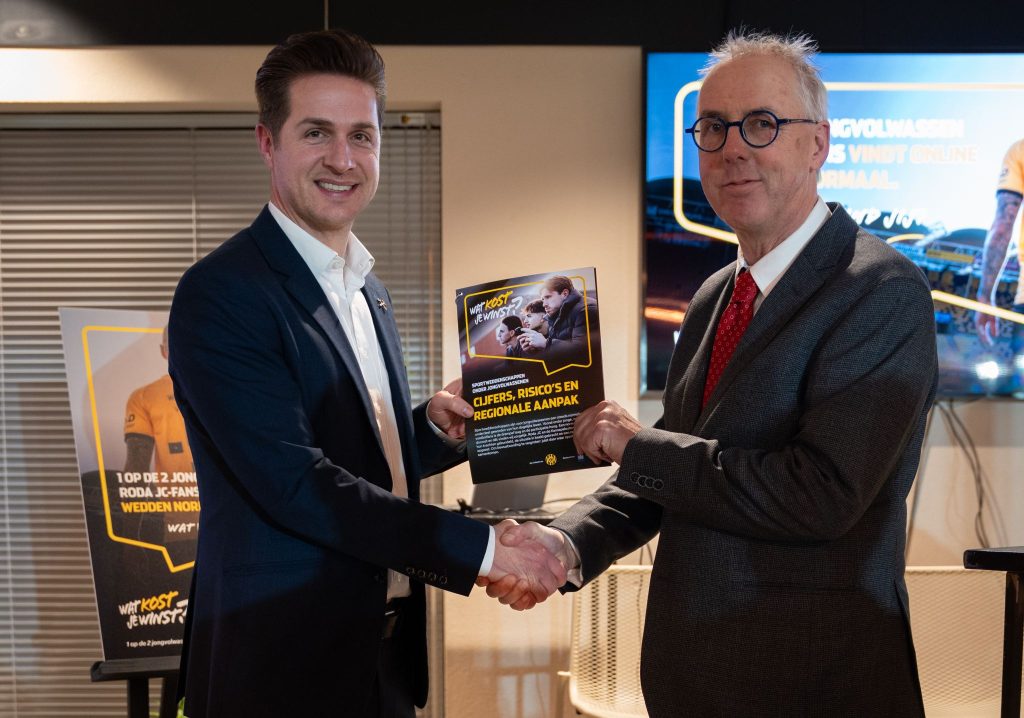 Voorzitter Michel Groothuizen van de Kansspelautoriteit met Jordens Peters (Roda JC)