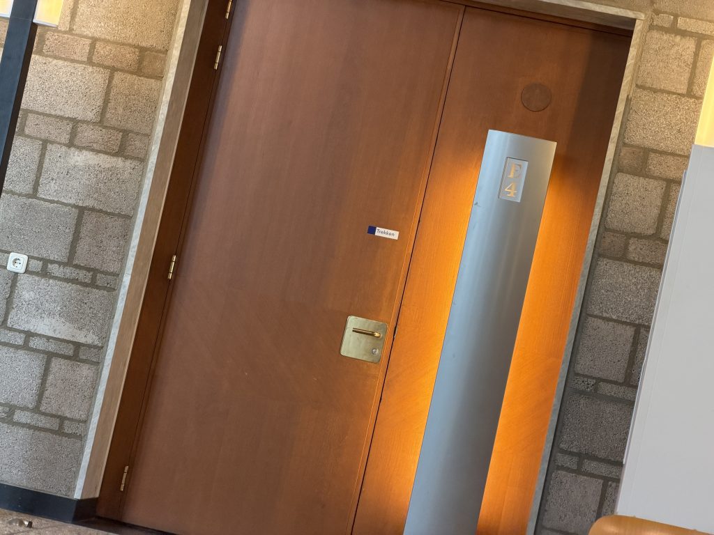 De rechtszaak tussen Nederlandse Loterij en trustkantoor DECC had zitting in zaal E4 van de Rechtbank Den Haag