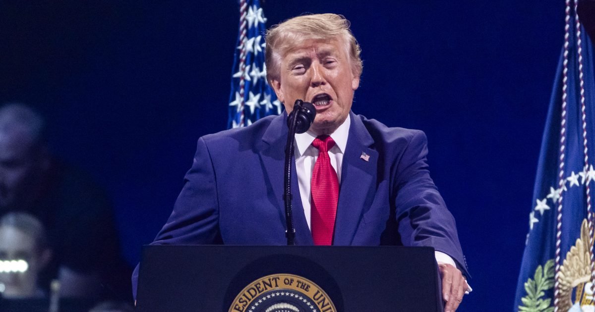 Teleprompter Trump verdacht van handel met voorkennis bij Kalshi