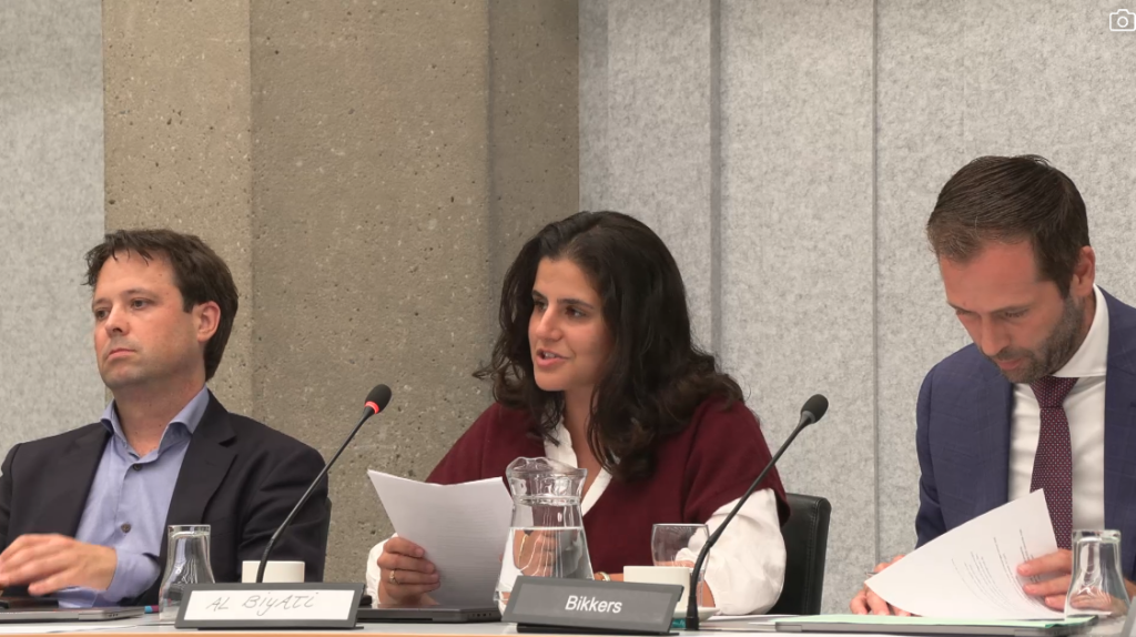 Joost Sneller (D66), Iem al Biyati (FVD), en Bart Bikkers (VVD) tijdens het Commissiedebat Kansspelen augustus 2026