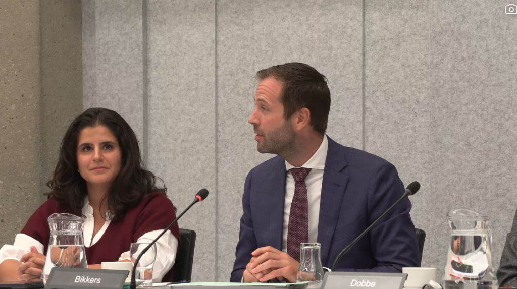 Iem al Biyati (FVD) en Bart Bikkers (VVD) tijdens het Commissiedebat Kansspelen augustus 2026