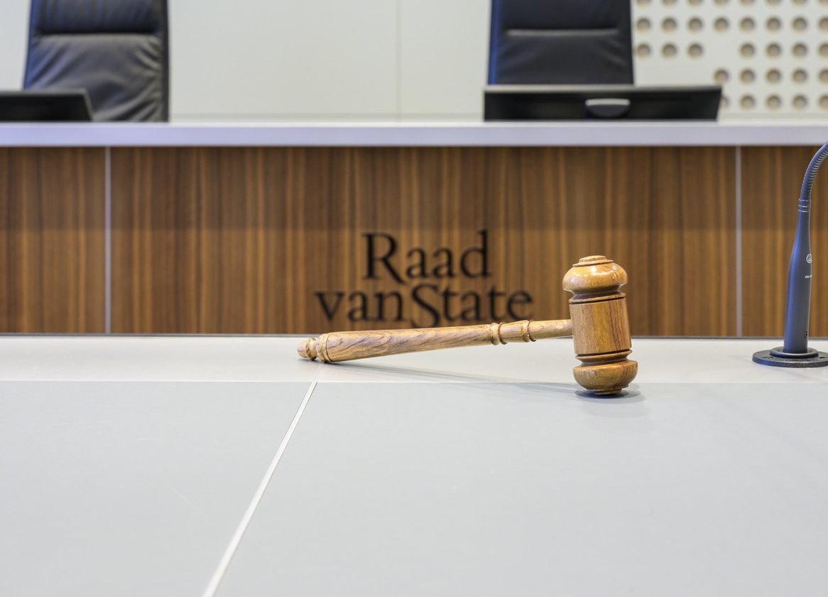Raad van State, Kneuterdijk Den Haag. JVH kansspelheffing uitspraak Ksa Detail voorzittershamer, hamer. Foto door Tineke Dijkstra via https://www.raadvanstate.nl/overrvs/raad-van-state-in-beeld/fotografie/
