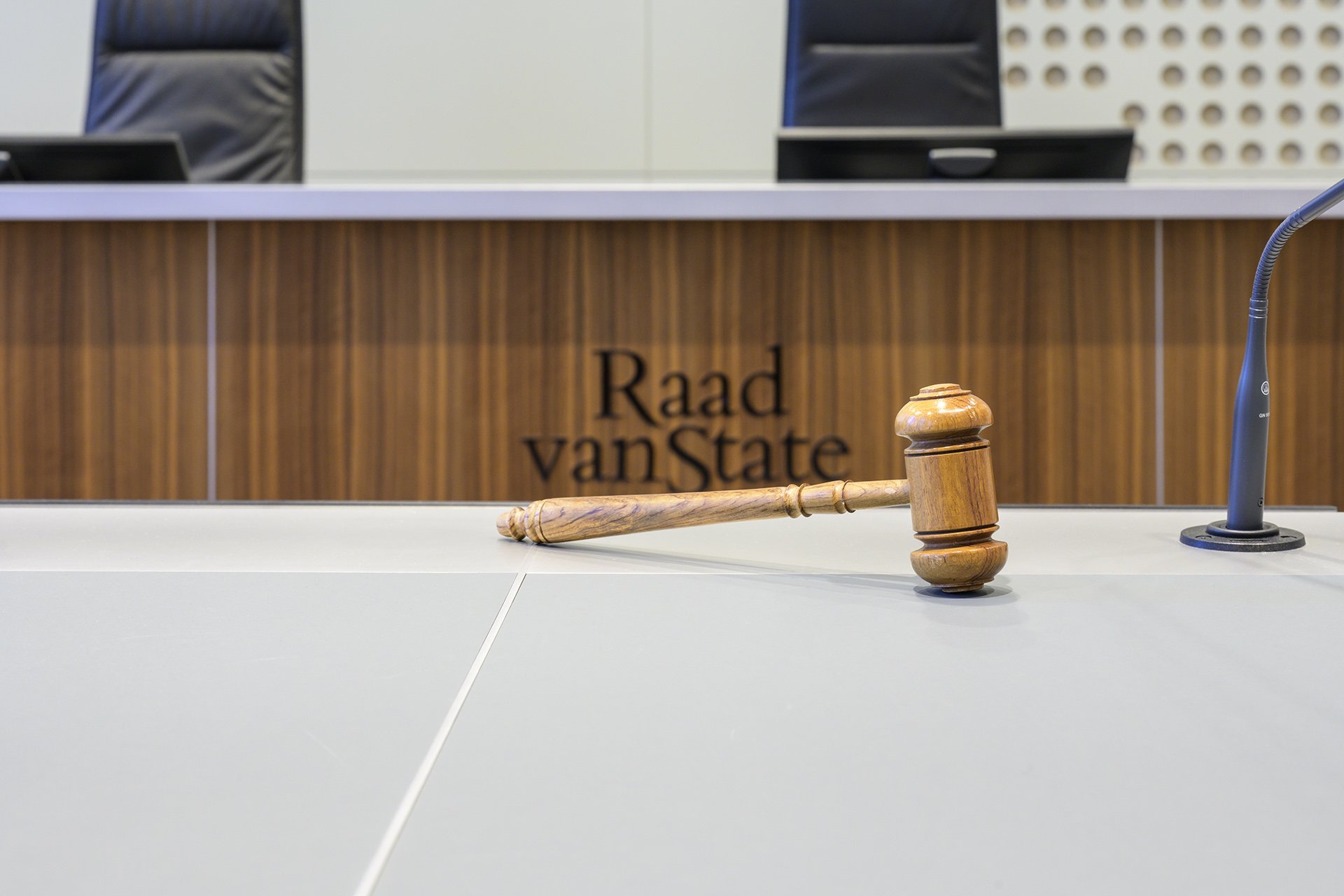 Raad van State, Kneuterdijk Den Haag. JVH kansspelheffing uitspraak Ksa Detail voorzittershamer, hamer. Foto door Tineke Dijkstra via https://www.raadvanstate.nl/overrvs/raad-van-state-in-beeld/fotografie/